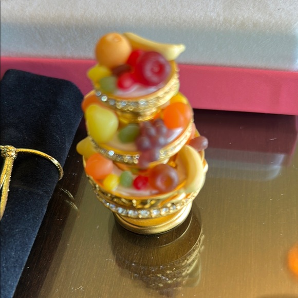 Estee Lauder Gold and Red Festive Compact Set - Picture 9 of 14